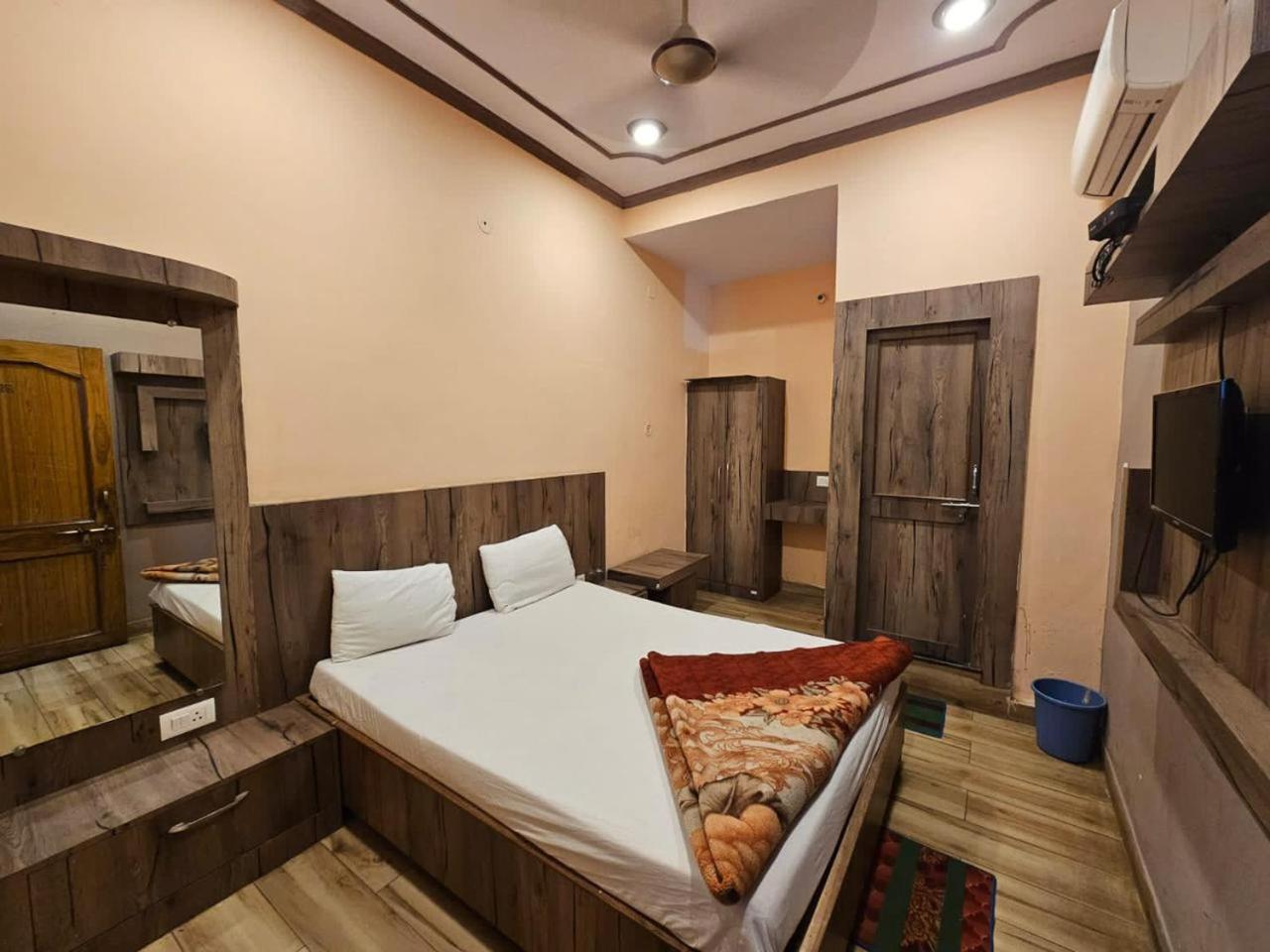 Hotel Aditya Inn Benares Buitenkant foto
